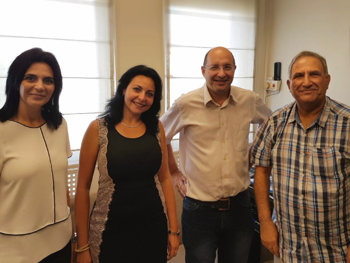 מעמד חתימת ההסכם, יוסי כהן, אבי ניסנקורן, אלכסנדרה ציבולבסקי, אפרת בן שושן