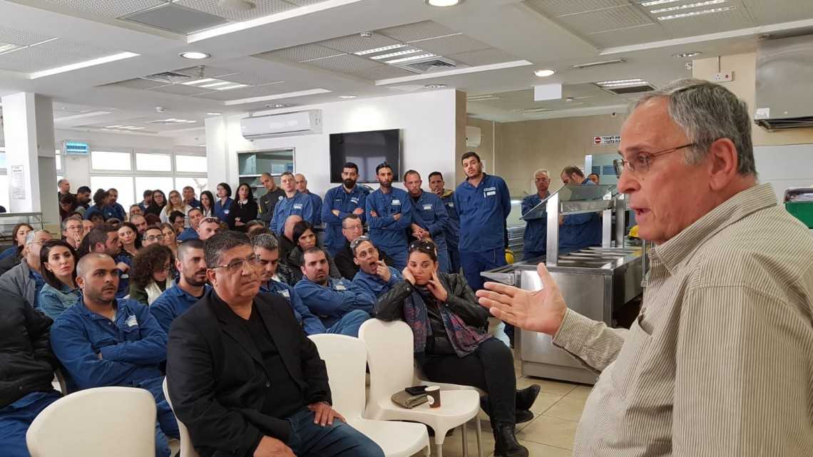 אספת העובדים במפעל