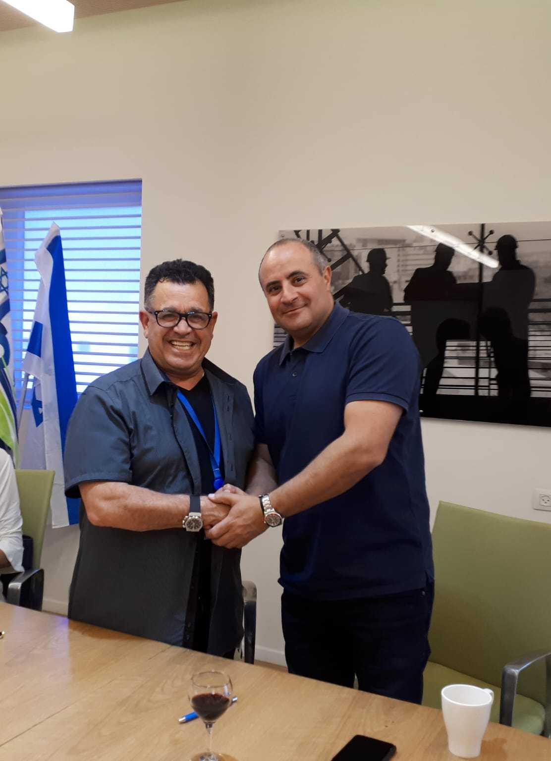 אהוד דנוך מנכ"ל סולל בונה מקבוצת שיכון ובינוי (מימין) ויצחק מויאל יו"ר הסתדרות עובדי הבניין והעץ