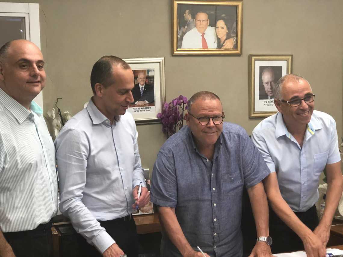 מעמד חתימת ההסכם במקורות