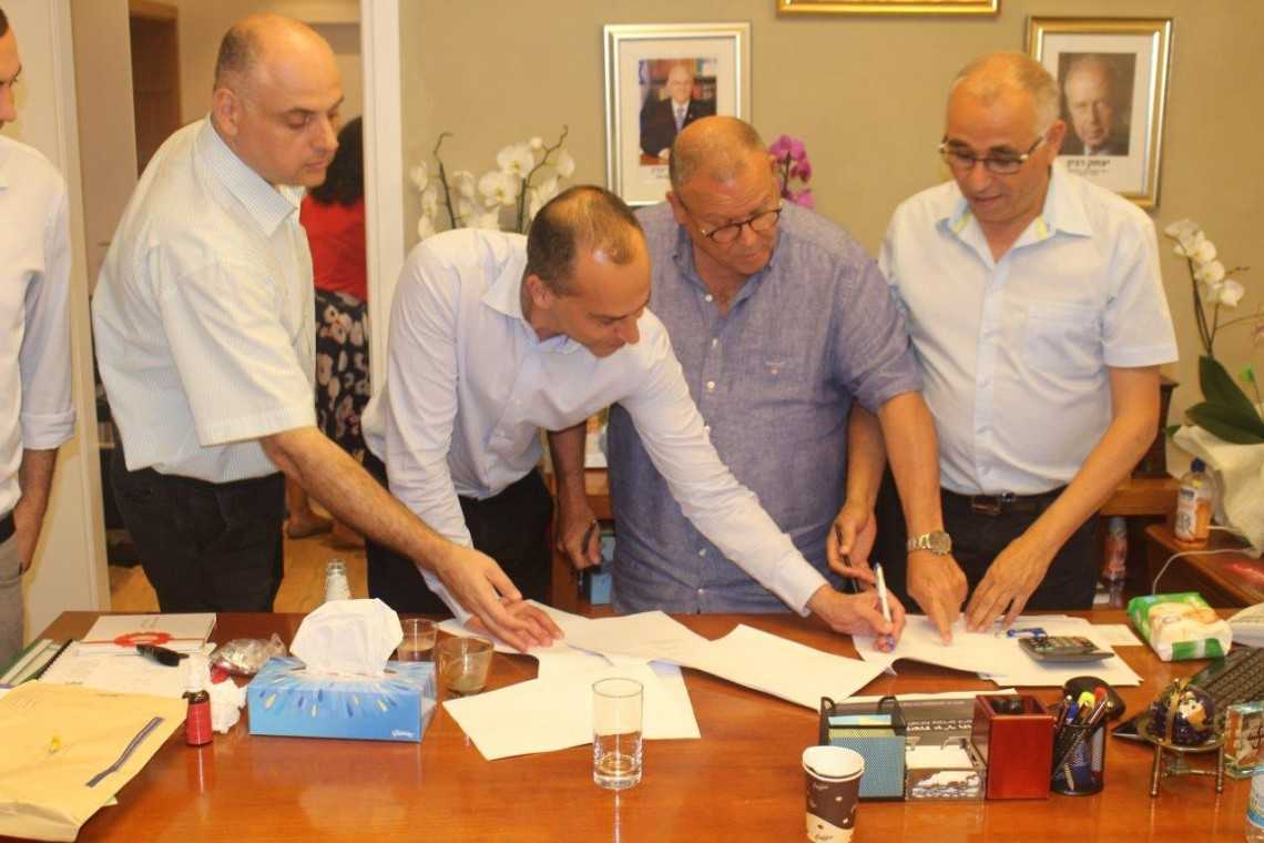 חותמים על ההסכם ההיסטורי
