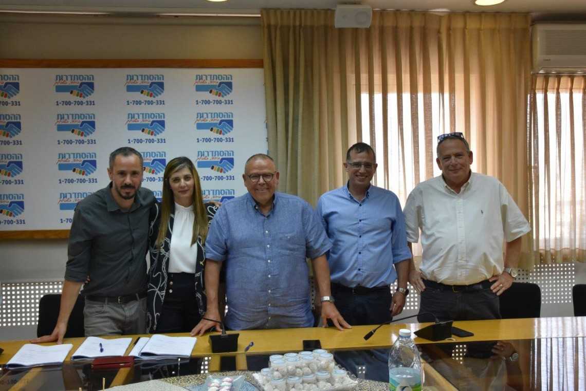 מעמד החתימה על ההסכם בבזק בינלאומי