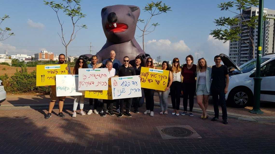 עובדי "עד 120" מול בית המנכ"ל