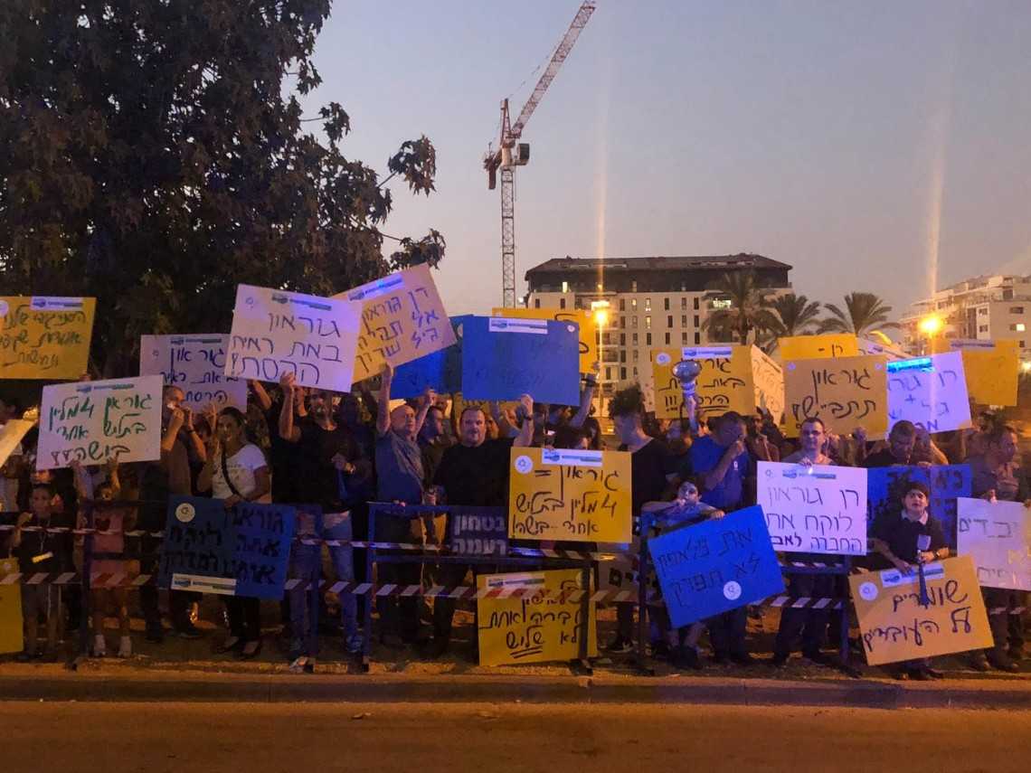 הפגנת עובדי פלאפון מול בית המנכ"ל 