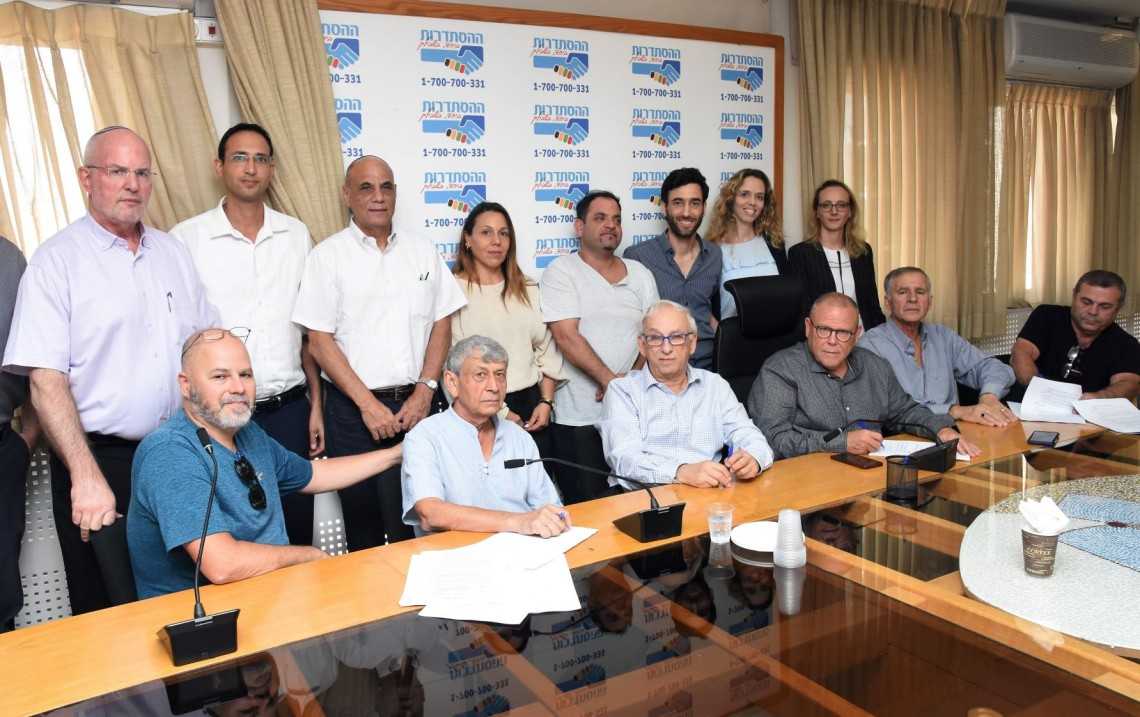החתימה על ההסכם היום בבית ההסתדרות 