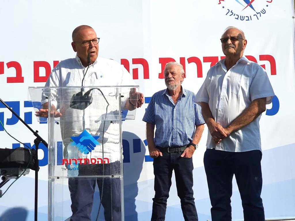 מצדיעים לגמלאים ולגמלאיות בגן ההסתדרות. צילום: צביקה רז 