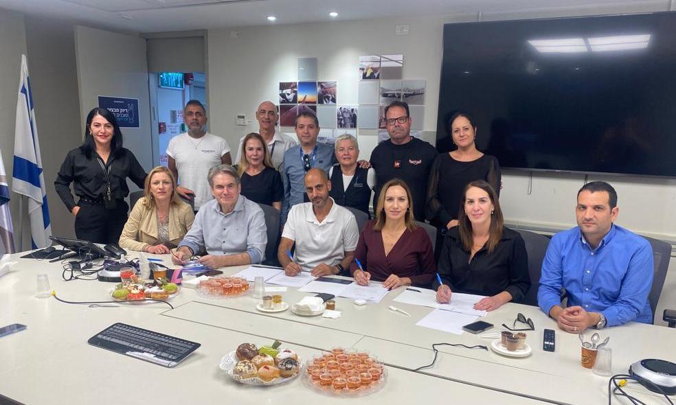 חתימת הסכם קיבוצי חדש לעובדי המגזר המנהלי. קרדיט צילום: דוברות אל על 