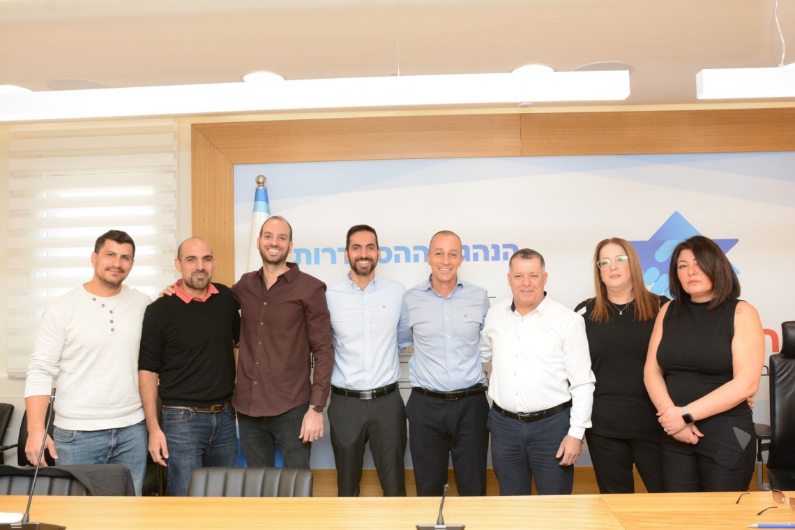 נציגי הצדדים במעמד חתימת ההסכם