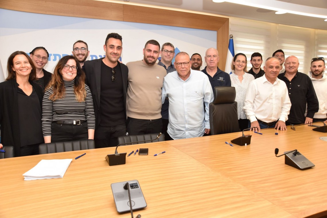 נציגי הצדדים במעמד חתימת ההסכם