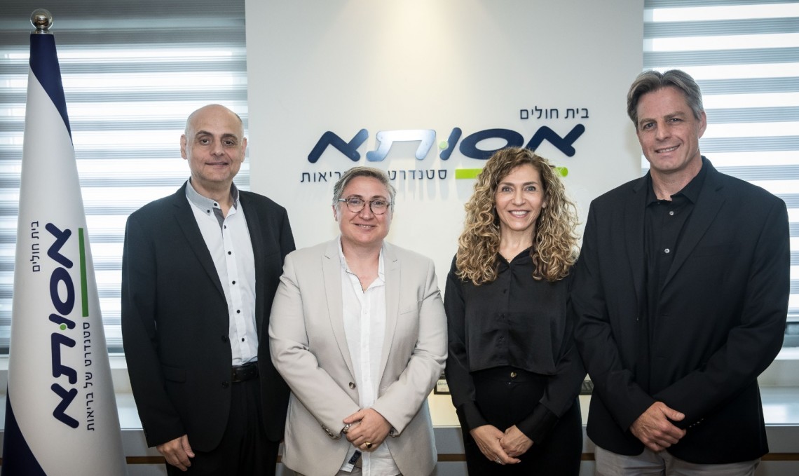 מימין לשמאל: מנכ"ל אסותא מרכזים רפואיים גידי לשץ, מנהלת בית החולים אסותא רמת החייל ד"ר הדר מרום, יור ועד עובדי אסותא רמת החייל מגי מור ויו"ר הסתדרות המעוף עו"ד גיל בר-טל. צילום: עודד קרני