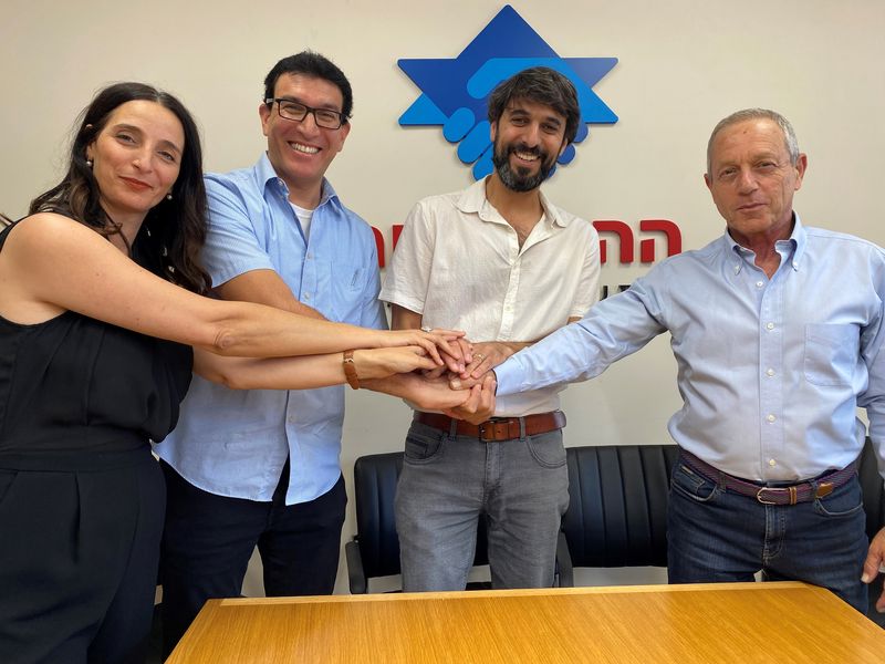 נציגי הצדדים במעמד חתימת ההסכם