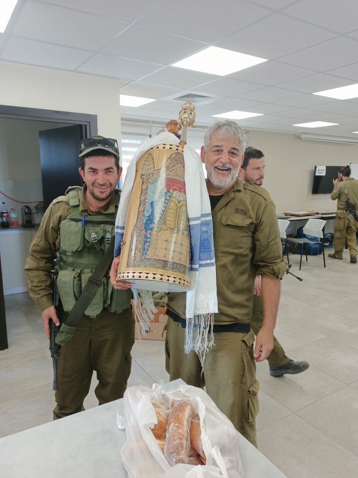 מרחב גליל מערבי הביא ספר תורה לחיילים