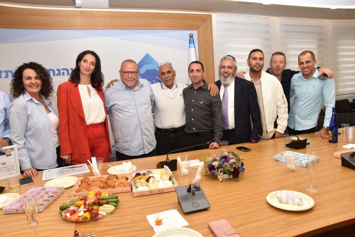 טקס עובדים שמציינים 20 שנה בהסתדרות