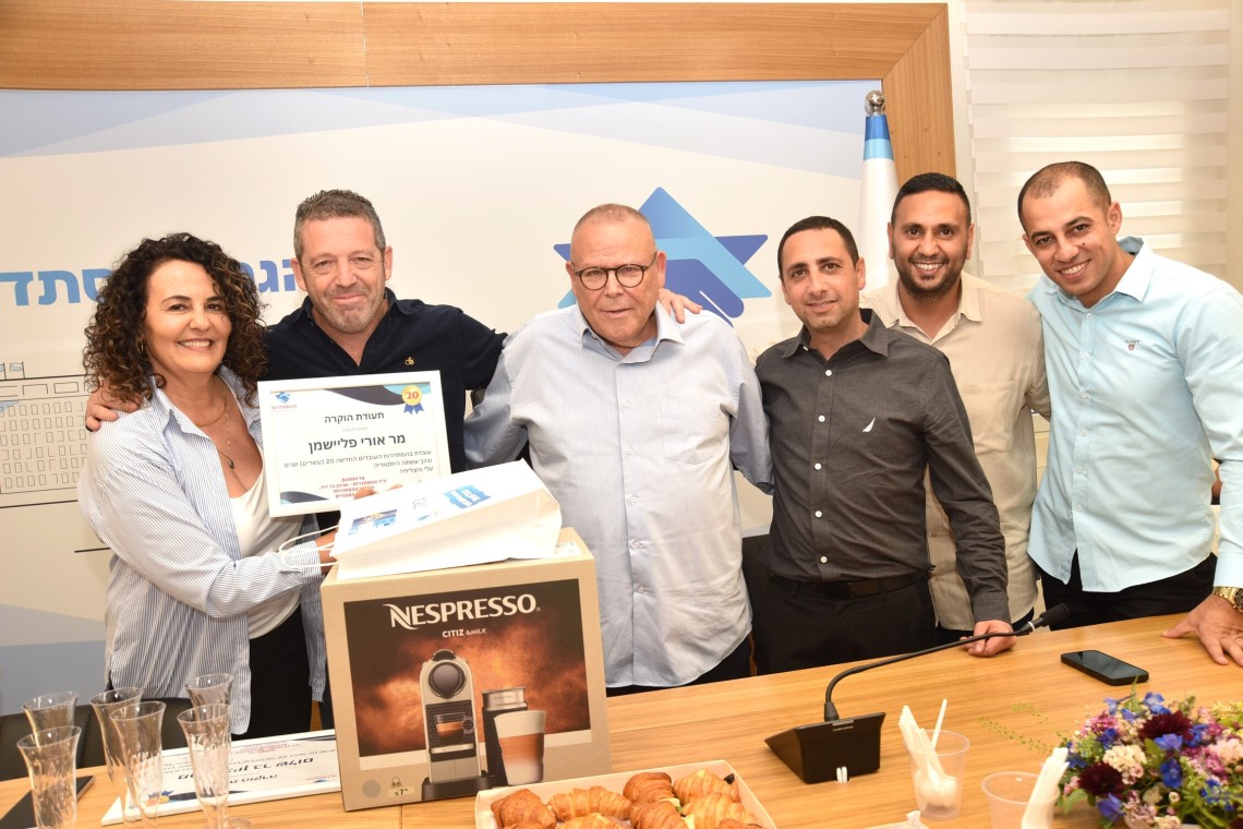 טקס עובדים שמציינים 20 שנה בהסתדרות