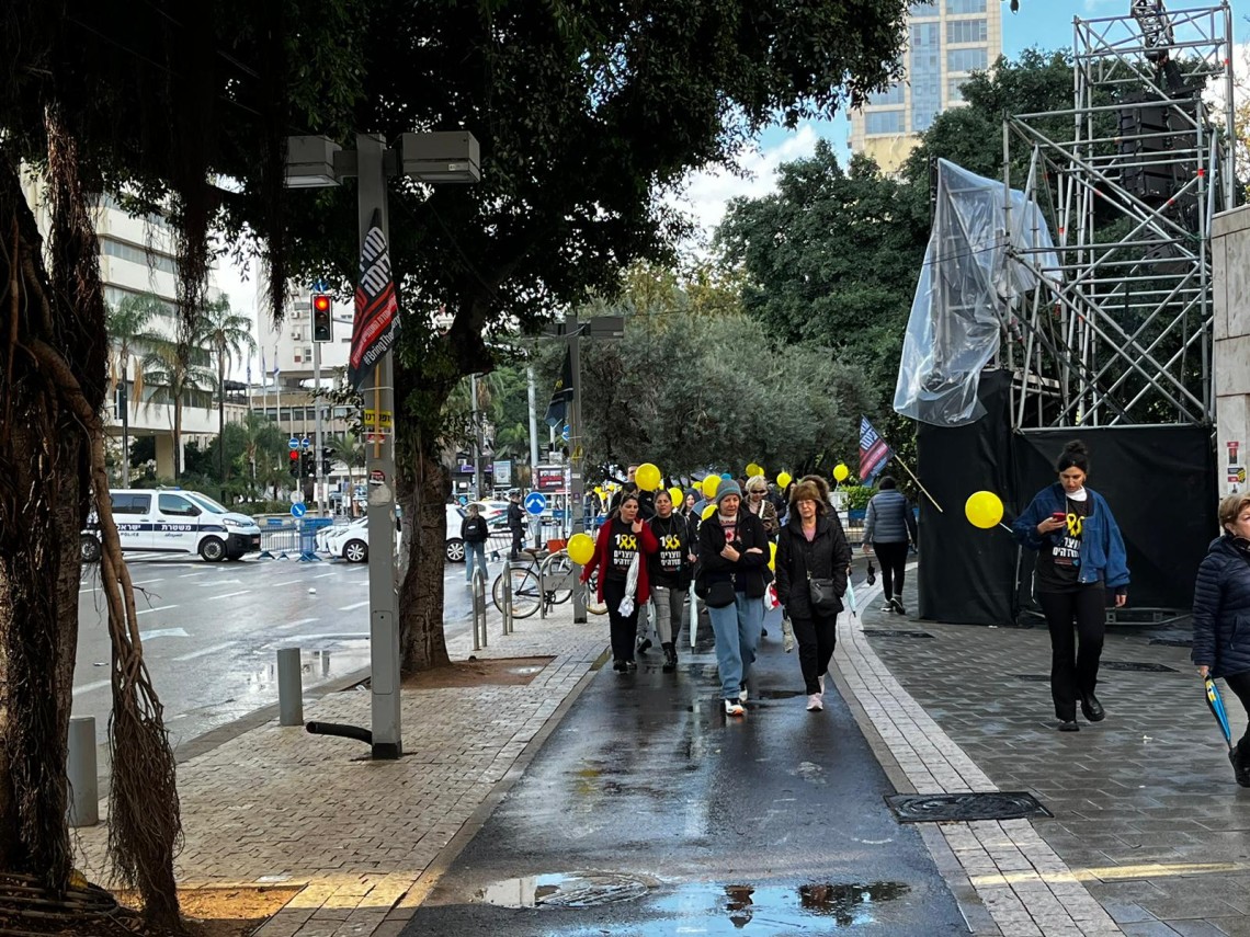 יצאה לדרך הצעדה לציון 100 דקות למען החטופים