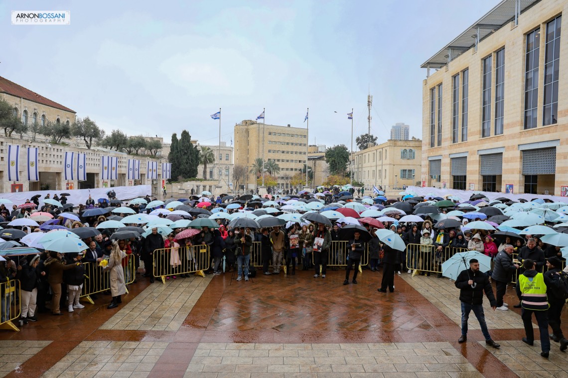 עוצרים ומזדהים 