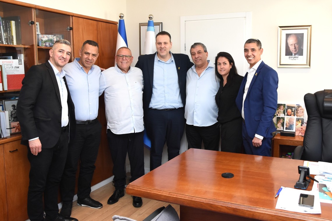 משתתפי הישיבה שנערכה היום 