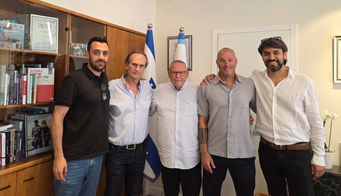 בתמונה מימין לשמאל: יו"ר איגוד עובדי התחבורה עו"ד אייל ידין, מ״מ יו״ר איגוד קציני הים אסף הדר, יו"ר ההסתדרות ארנון בר-דוד, מנהל חטיבה באיגוד קציני הים דוד ראובני, מנהל החטיבה הימית באיגוד עובדי התחבורה בהסתדרות ניר אייזנברג.