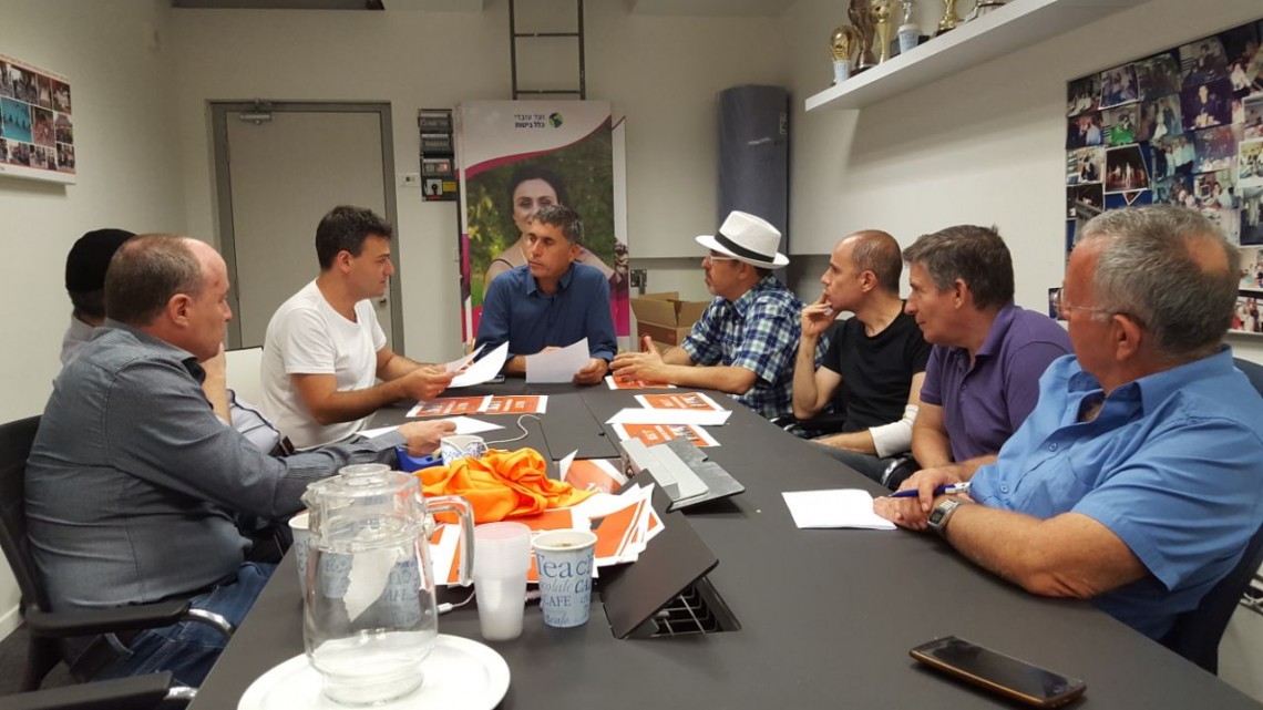 כינוס חברי הוועד בכלל (במרכז: יו"ר הוועד רוני רז)